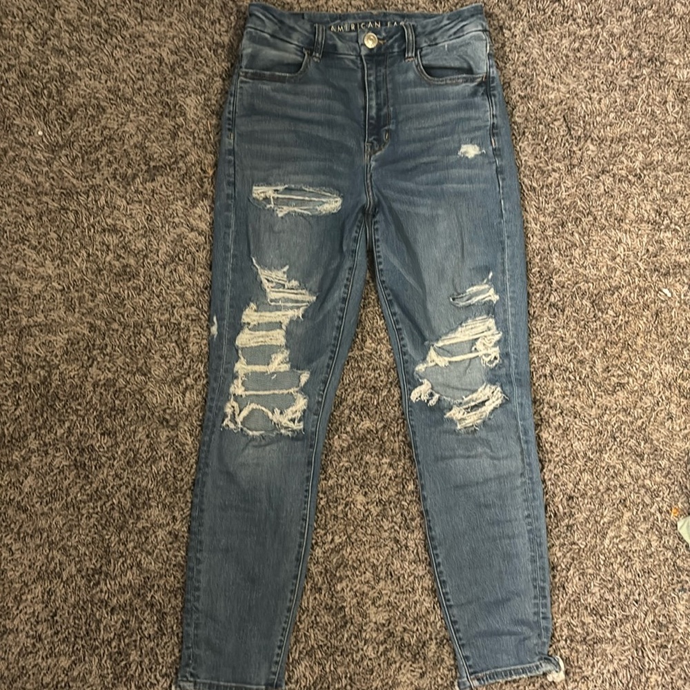 AMERICAN EAGLE RIPPED JEANS